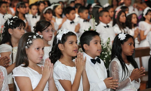 Celebrating_the_First_Communion_-_Celebrando_la_Primera_Comunión